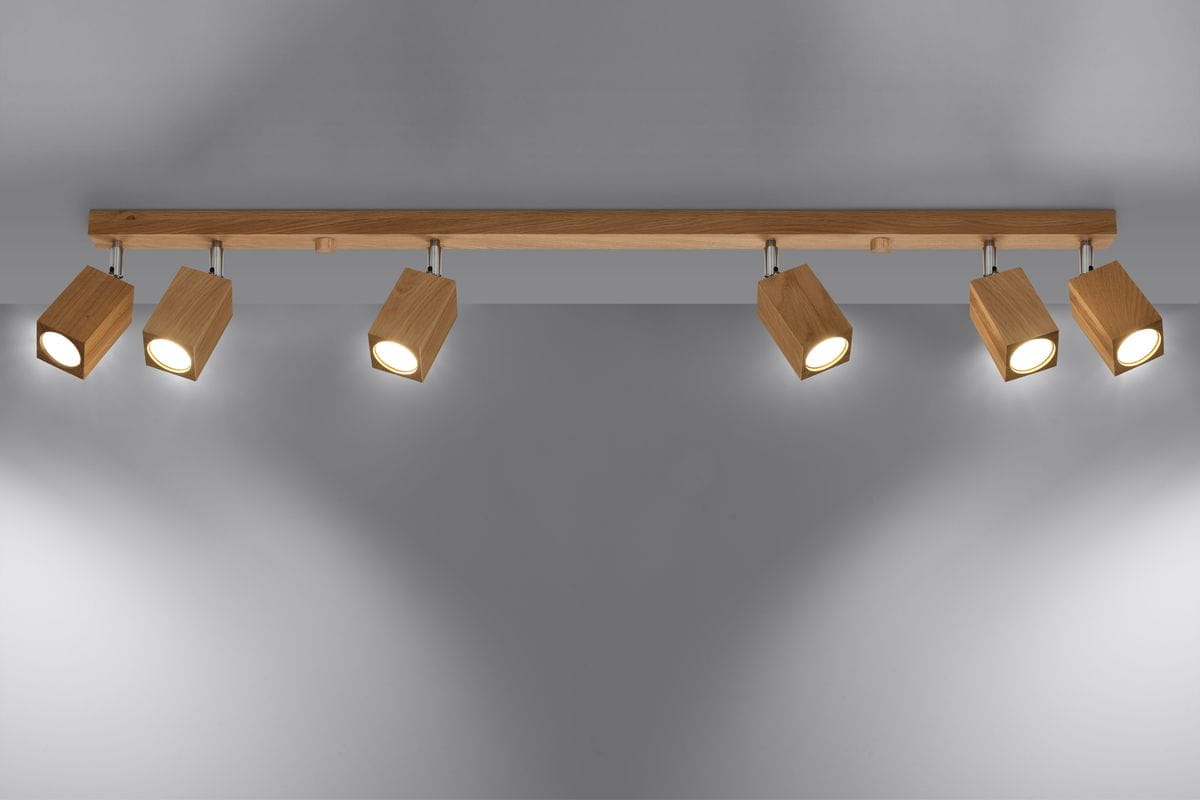 Lampa sufitowa Keke w formie 6-punktowego spotu, z drewnianymi, kwadratowymi kloszami w jasnym odcieniu, zamontowana na prostokątnej, metalowej listwie. Ujęcie frontalne, na szarym tle. Idealna do nowoczesnych wnętrz.