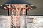 Lampa sufitowa Antila E27 z 3 punktami świetlnymi, w kolorze chromu z białą siatką, z dekoracyjnymi kryształkami i pilotem. Widok z góry, zbliżenie na detale, w tym widoczne źródła światła oraz efekty świetlne.