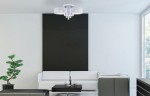 Lampa sufitowa Antila E27 3-punktowa w kolorze chromowanym z białą siatką, zawieszona na suficie, z pilotem. W otoczeniu nowoczesnego wnętrza z białą kanapą, czarnym stolikiem i rośliną. Widoczny detal z przezroczystymi kryształkami.