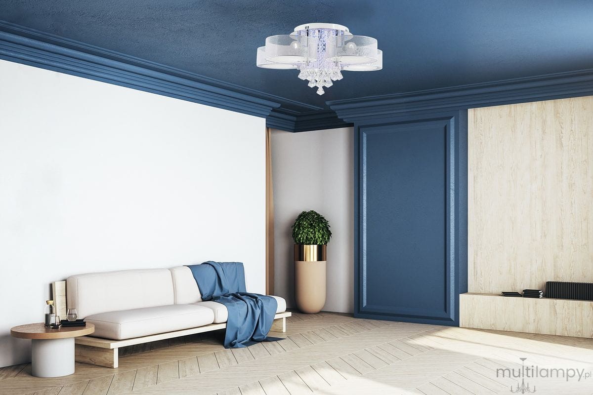 Lampa sufitowa Antila E27 w kolorze chromu z białą siatką, 5-punktowa, zawiera diody LED i pilot. Ujęcie z góry, lampa montowana na suficie w nowoczesnym wnętrzu z jasnymi ścianami i drewnianą podłogą.