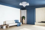 Lampa sufitowa Antila E27 w kolorze chromu z białą siatką, 5-punktowa, zawiera diody LED i pilot. Ujęcie z góry, lampa montowana na suficie w nowoczesnym wnętrzu z jasnymi ścianami i drewnianą podłogą.