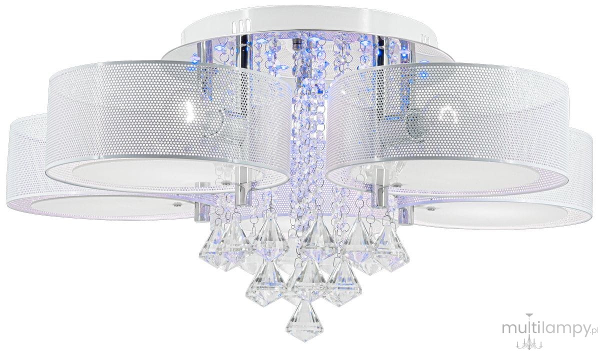 Lampa sufitowa Antila E27, 5-punktowa, w kolorze chromu i białej siatki. Posiada przezroczyste kryształy oraz niebieskie podświetlenie. Ujęcie frontalne, produkt zamontowany na suficie, z pilotem do zdalnego sterowania.
