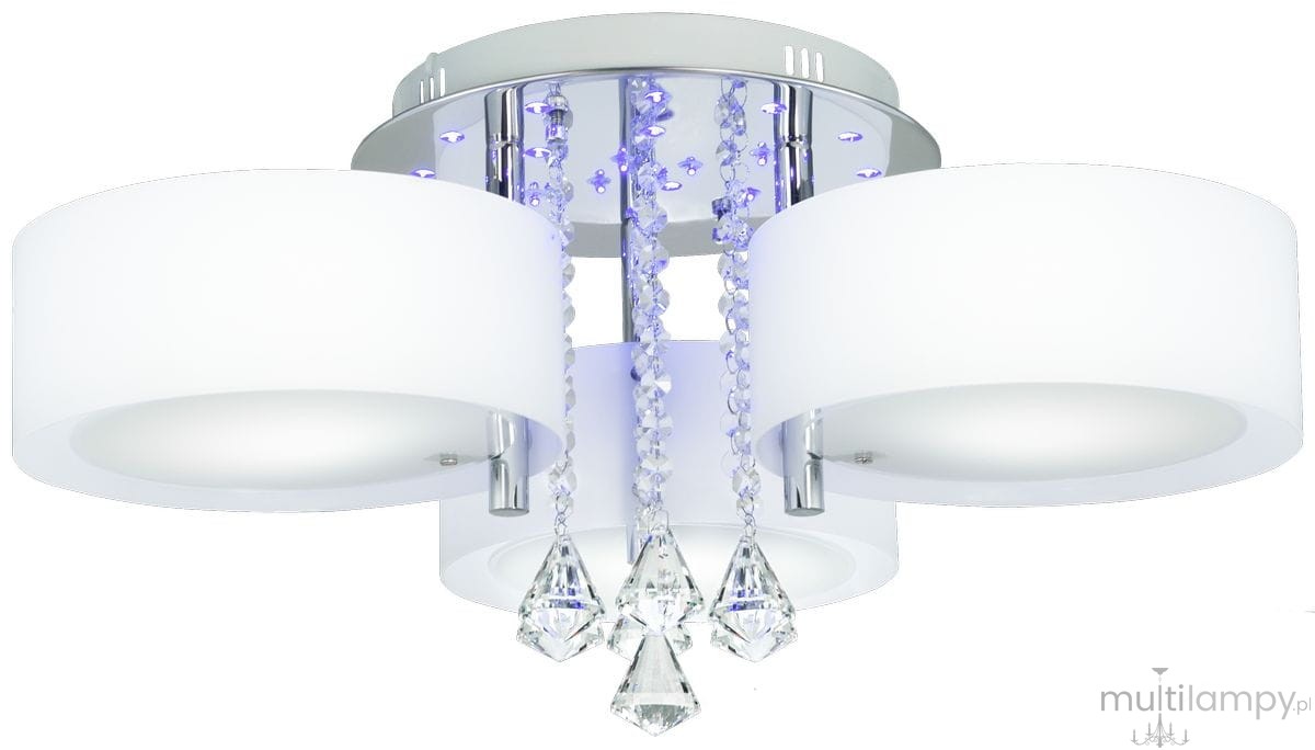Lampa sufitowa Antila E27 z 22 LED, 3-punktowa. Posiada chromowaną podstawę, trzy białe klosze i dekoracyjne kryształy. Zainstalowane oświetlenie LED i pilot do zdalnego sterowania. Ujęcie frontalne, produkt zamontowany na suficie.