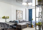 Lampa sufitowa Antila E27 z pilotem, 3-punktowa, w kolorze chromu i bieli. Okrągłe klosze z przezroczystymi detalami, montowana na suficie. Widoczna w nowoczesnym wnętrzu z szarym sofą i stołem.