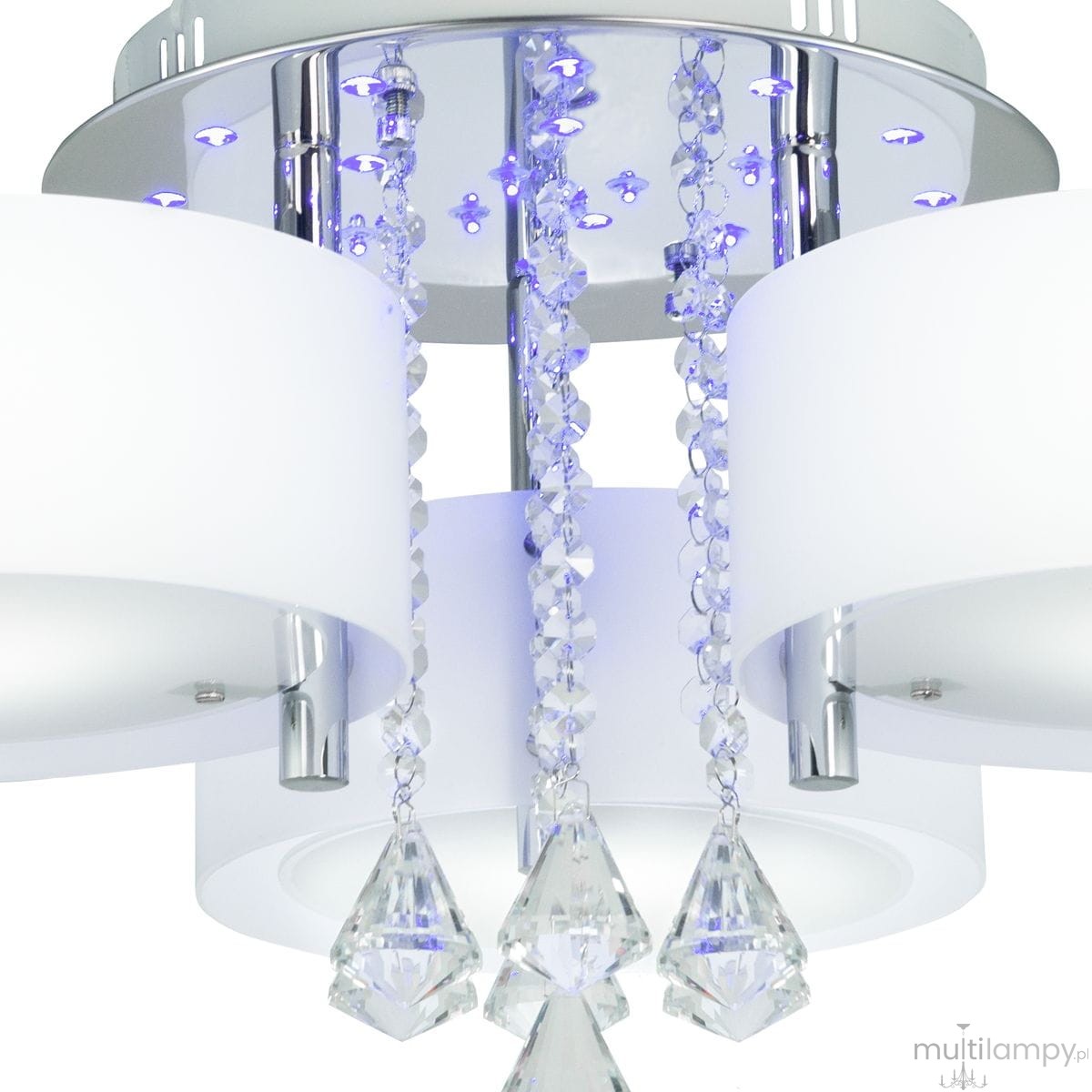 Lampa sufitowa Antila E27 z 22 diodami LED, 3-punktowa, w kolorze chromu i białym. Posiada dekoracyjne kryształki i podświetlenie LED. Ujęcie z bliska, ukazujące detale konstrukcji oraz elementy ozdobne.