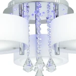 Lampa sufitowa Antila E27 z 22 diodami LED, 3-punktowa, w kolorze chromu i białym. Posiada dekoracyjne kryształki i podświetlenie LED. Ujęcie z bliska, ukazujące detale konstrukcji oraz elementy ozdobne.