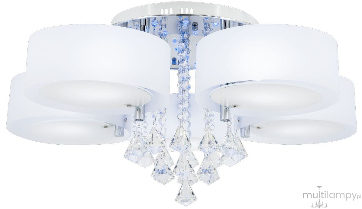 Lampa sufitowa Antila E27, 5-punktowa, w kolorze chromu i bieli. Posiada okrągłe, matowe klosze i ozdobne kryształowe zawieszki. Zainstalowana na płaskim stelażu, widok z dołu, z pilotem do sterowania.