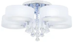 Lampa sufitowa Antila E27, 5-punktowa, w kolorze chromu i bieli. Posiada okrągłe, matowe klosze i ozdobne kryształowe zawieszki. Zainstalowana na płaskim stelażu, widok z dołu, z pilotem do sterowania.