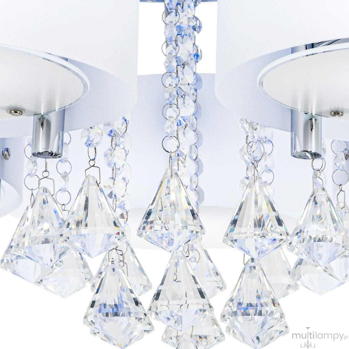 Lampa sufitowa Antila E27 z pięcioma punktami świetlnymi, w kolorze białym i chromowanym, z wiszącymi kryształowymi dekoracjami. Ujęcie z bliska, pokazujące detale kryształów w kształcie piramid oraz plastikowe klosze.