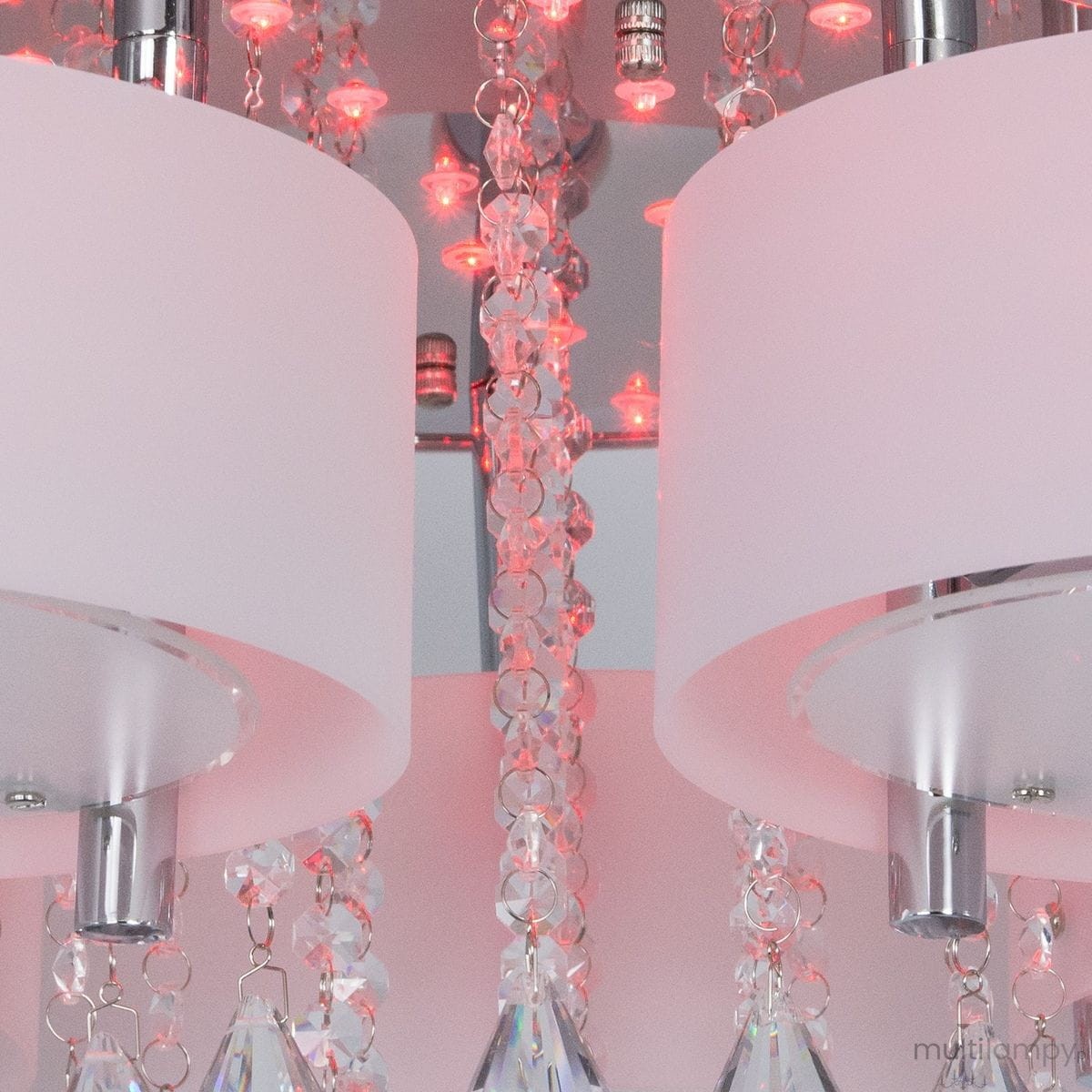 Lampa sufitowa Antila E27, 5-punktowa, z pilotem, w kolorze chromu i bieli. Okrągłe klosze z matowego szkła, zdobione kryształkami, z widocznymi diodami LED. Ujęcie z bliska, ukazujące detale i fakturę materiałów.