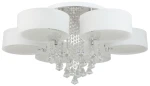 Lampa sufitowa Antila E27 z 24 LED w chromowanej i białej obudowie, z sześcioma białymi kloszami, dekorowana kryształowymi zwisami. Ujęcie frontalne, ukazujące detale i błyszczące akcenty. Zdalne sterowanie.