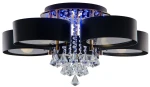 Lampa sufitowa Antila E27 z pięcioma czarnymi kloszami, dekorowana kryształowymi zwisami. Elementy złote, z pilotem do sterowania. Całość w widoku frontalnym, z detalami oświetleniowymi. Idealna do nowoczesnych wnętrz.