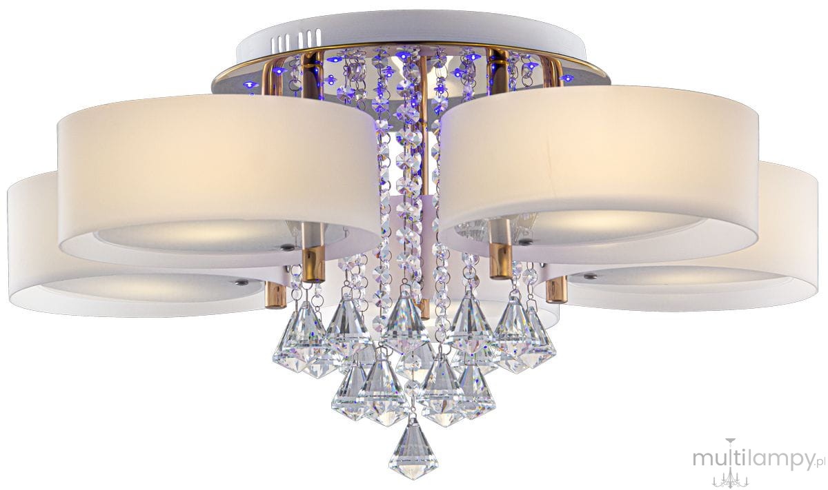 Lampa sufitowa Antila E27 z 5 punktami świetlnymi, w kolorze złotym i białym. Posiada okrągłe klosze z matowego szkła, wiszące kryształowe dekoracje oraz pilot do zdalnego sterowania. Ujęcie z przodu, z detalami kryształów i kloszy.