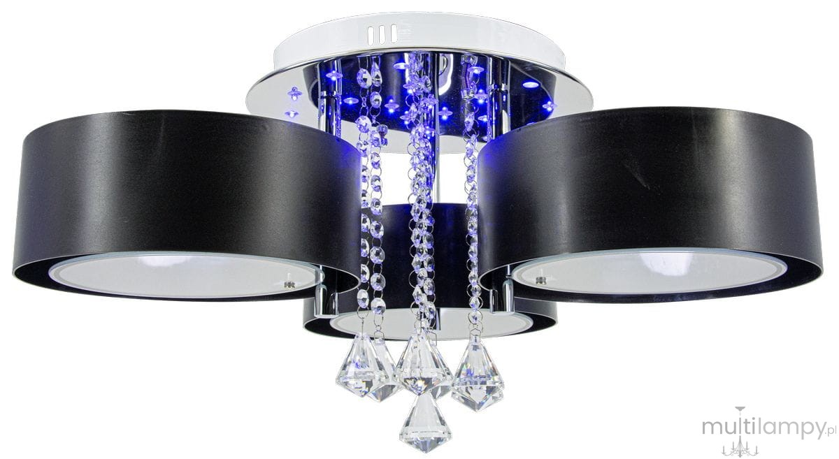 Lampa sufitowa Antila E27 z 22 LED w kolorze chromu i czerni, z trzema okrągłymi kloszami. Posiada kryształowe dekoracje i pilot do zdalnego sterowania. Ujęcie frontalne, lampa zawieszona, tło jednolite.