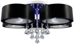 Lampa sufitowa Antila E27 z pięcioma punktami świetlnymi, w kolorze czarnym z chromowanymi detalami, z dekoracyjnymi kryształowymi zwisami. Ujęcie frontalne, ukazujące wszystkie elementy oraz pilot do zdalnego sterowania.