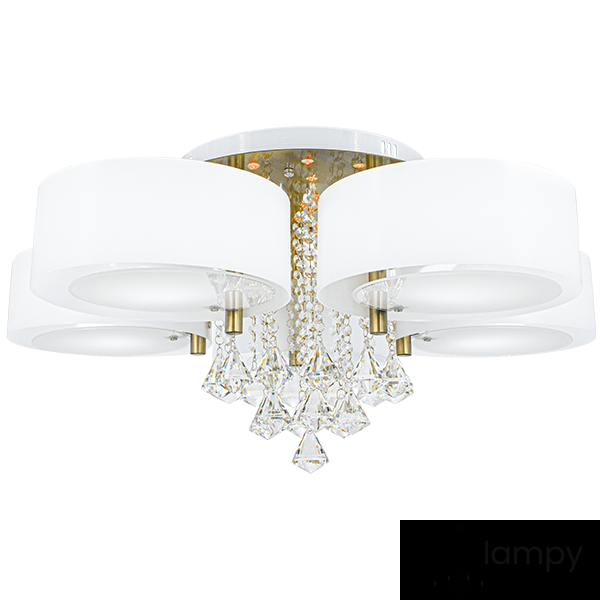 Lampa sufitowa Antila E27 z pięcioma punktami świetlnymi w kolorze białym i mosiądzu. Okrągłe klosze z białego szkła, zwisające kryształowe zdobienia. Produkt z pilotem, montowany na suficie. Ujęcie z przodu, widoczny detal konstrukcji.