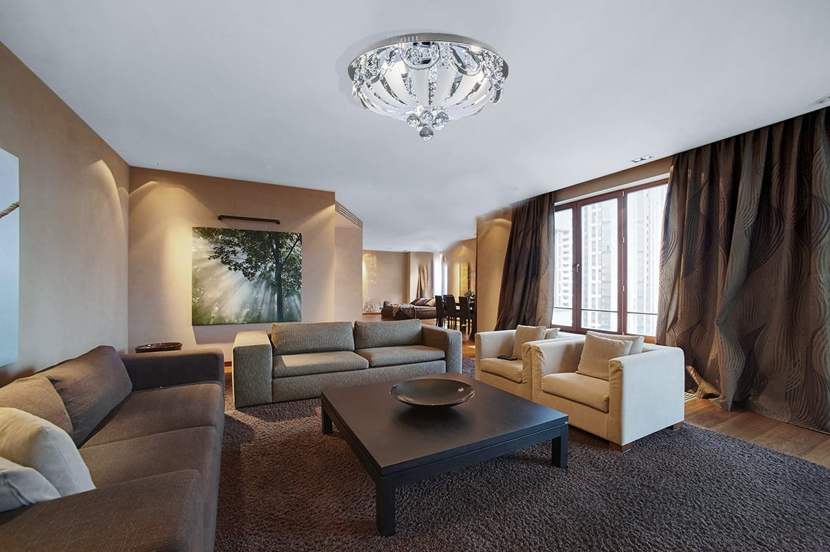 Lampa sufitowa Orion E14, 5-punktowa, w chromowanym wykończeniu z elementami dekoracyjnymi. Zawiera 38 diod LED, z pilotem do zdalnego sterowania. Umieszczona na suficie w jasnym, nowoczesnym wnętrzu z kanapami i stołem.