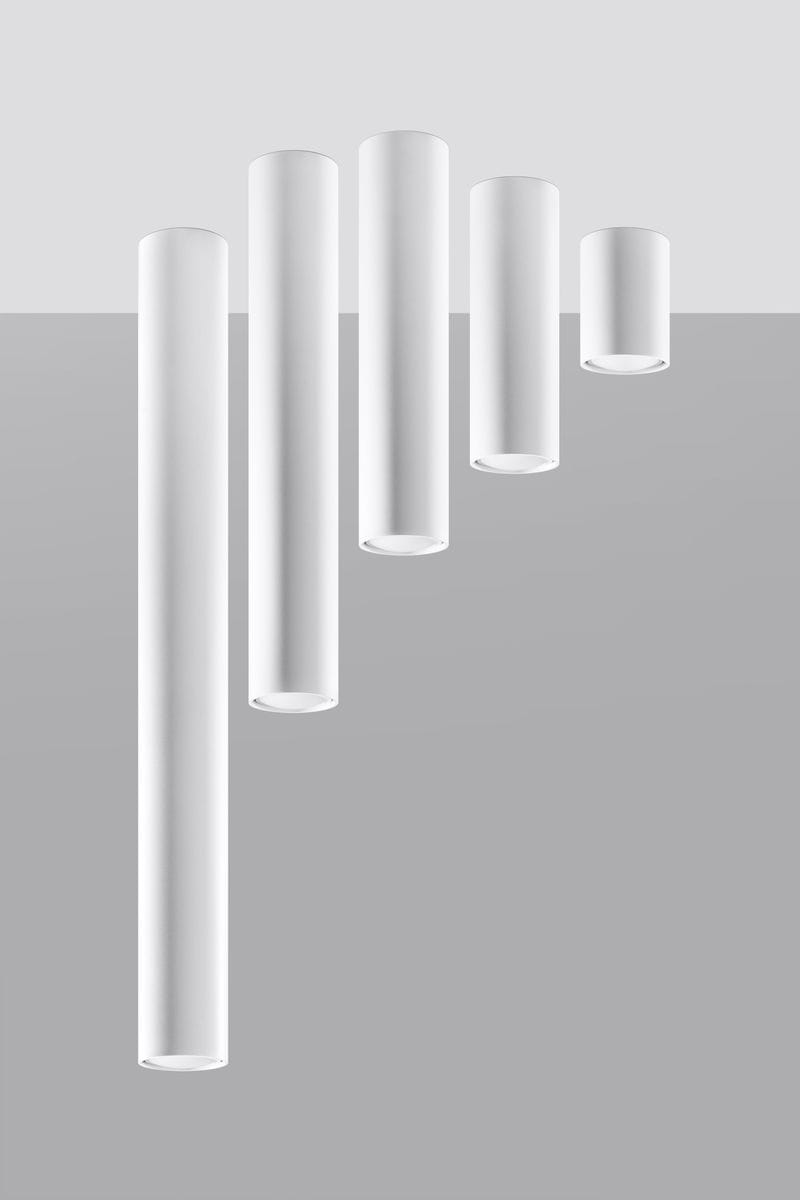 Biała lampa sufitowa Lagos H20 w kształcie cylindrów, z pięcioma różnymi wysokościami, zawieszona na szarym tle. Lampy mają gładką, matową powierzchnię i otwarte dno, co umożliwia kierowanie światła w dół.