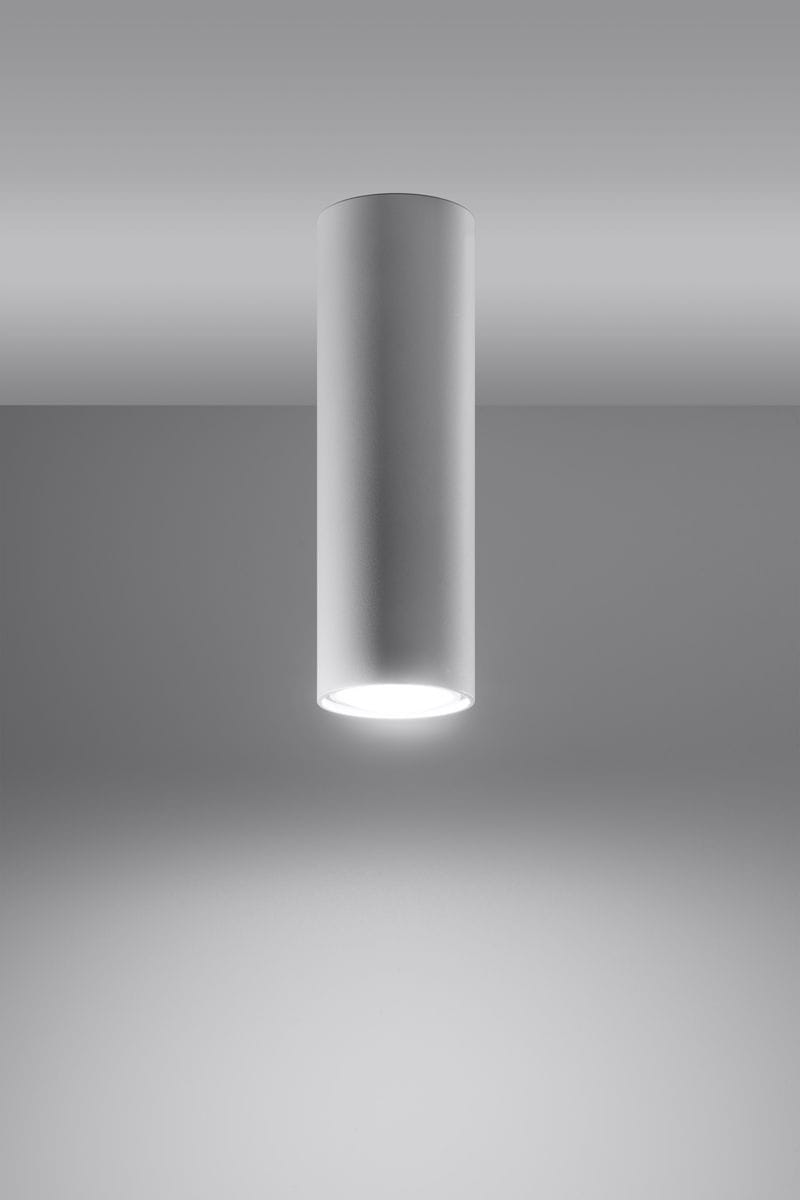 Biała lampa sufitowa Lagos H20, 1-punktowa, o cylindrycznym kształcie. Umieszczona w pozycji wiszącej, emitująca światło w dół. Prosty design, idealna do nowoczesnych wnętrz. Tło w odcieniu szarości, bez zbędnych dekoracji.