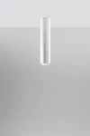 Biała lampa sufitowa Lagos H40 w formie cylindrycznej, wisząca z jednopunktowym źródłem światła. Zbliżenie na górną część lampy, umieszczona na jednolitym, jasnym tle. Prosty, minimalistyczny design, idealna do nowoczesnych wnętrz.