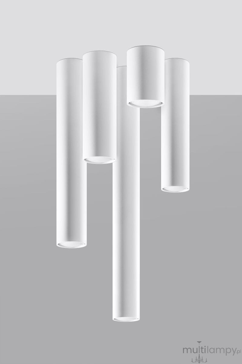Lagos H40 lampa sufitowa 1-punktowa, biała, z pięcioma cylindrycznymi kloszami w różnych długościach, zawieszona na suficie. Klosze mają matową powierzchnię, a ich dolne krawędzie są otwarte, co zapewnia kierunkowe światło. Tło w odcieniach szarości.