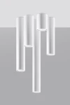 Lagos H40 lampa sufitowa 1-punktowa, biała, z pięcioma cylindrycznymi kloszami w różnych długościach, zawieszona na suficie. Klosze mają matową powierzchnię, a ich dolne krawędzie są otwarte, co zapewnia kierunkowe światło. Tło w odcieniach szarości.