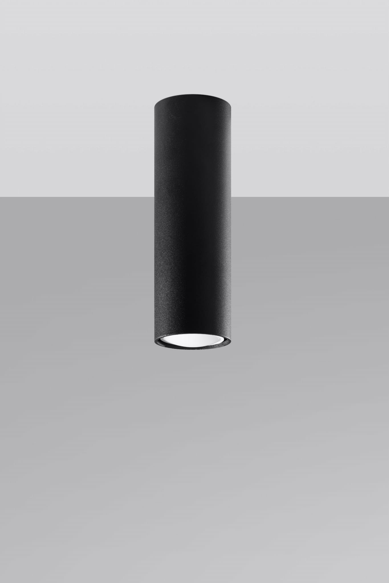 Czarna lampa sufitowa Lagos H20, o cylindrycznym kształcie, zawieszona na suficie. Wykonana z matowego materiału, z widoczną białą lampą na dole. Ujęcie frontalne, na jednolitym szarym tle.