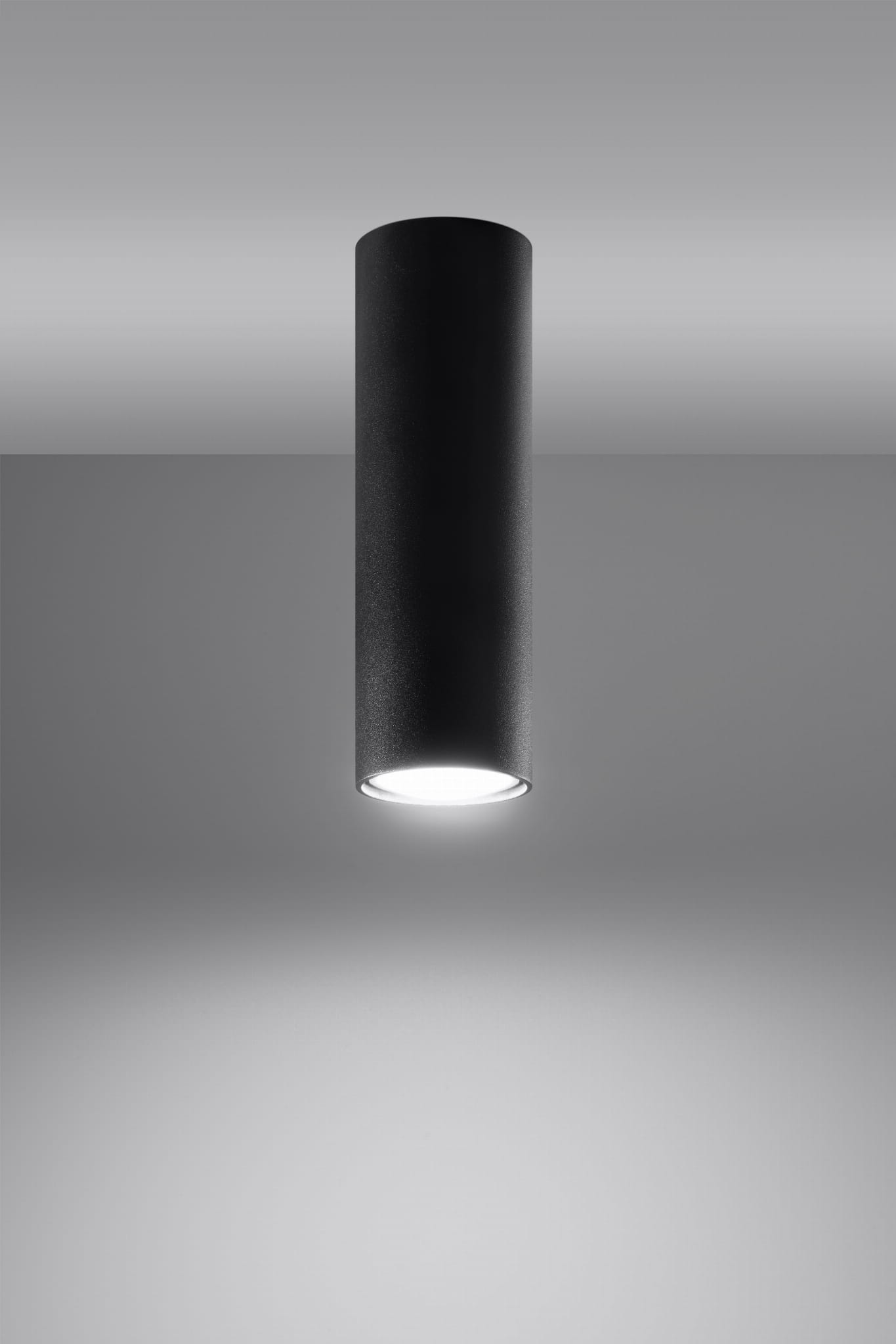 Czarna lampa sufitowa Lagos H20, 1-punktowa, o cylindrycznym kształcie. Ujęcie z dołu, pokazujące gładką, matową powierzchnię oraz źródło światła. Lampa montowana do sufitu, na jednolitym, jasnym tle.
