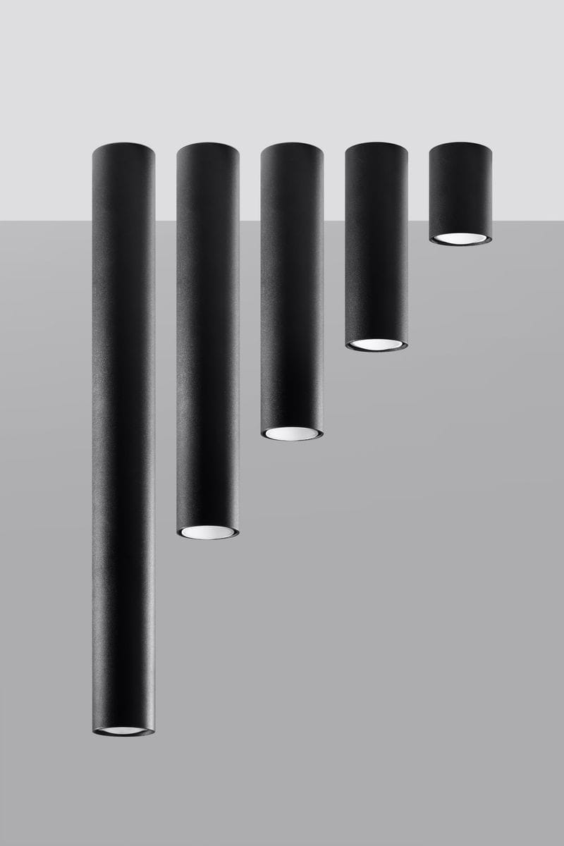 Czarna lampa sufitowa Lagos H30 z jedną oprawą, w formie cylindrów o matowej fakturze. Widok z boku, przedstawiający pięć lamp o różnych wysokościach, montowane na szarym tle, co podkreśla ich minimalistyczny design.