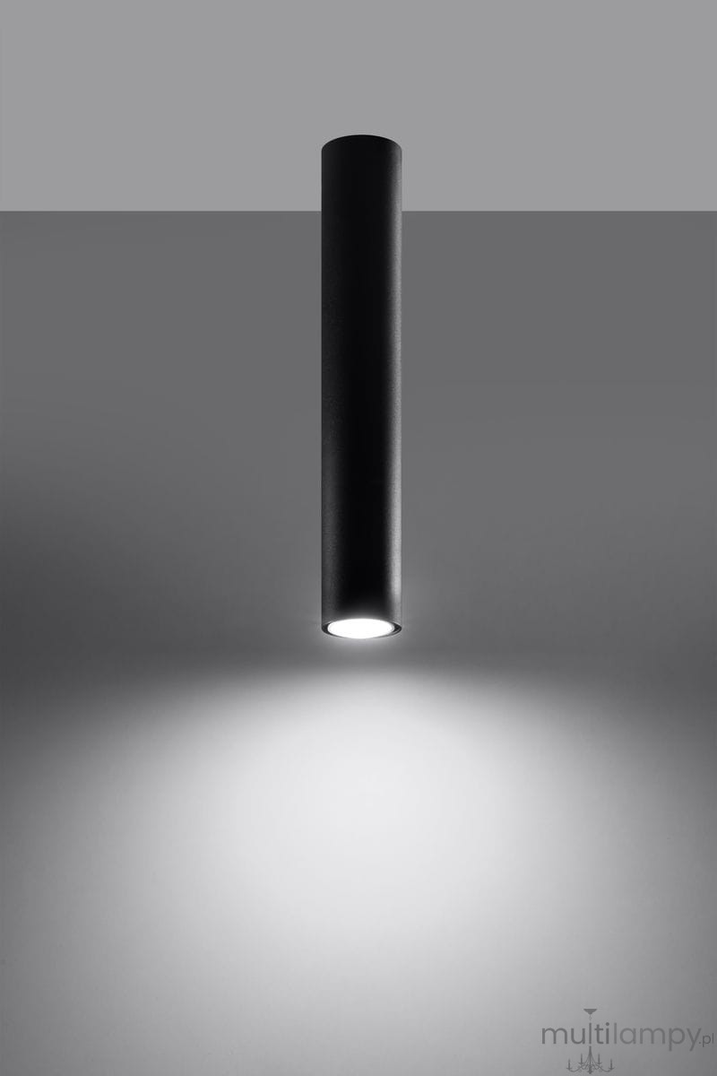 Czarna lampa sufitowa Lagos H40, jednopunktowa, w kształcie cylindrycznym. Montowana na suficie, emituje światło skierowane w dół. Prosty design, matowa powierzchnia, idealna do nowoczesnych wnętrz. Tło w odcieniach szarości.