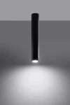 Czarna lampa sufitowa Lagos H40, jednopunktowa, w kształcie cylindrycznym. Montowana na suficie, emituje światło skierowane w dół. Prosty design, matowa powierzchnia, idealna do nowoczesnych wnętrz. Tło w odcieniach szarości.