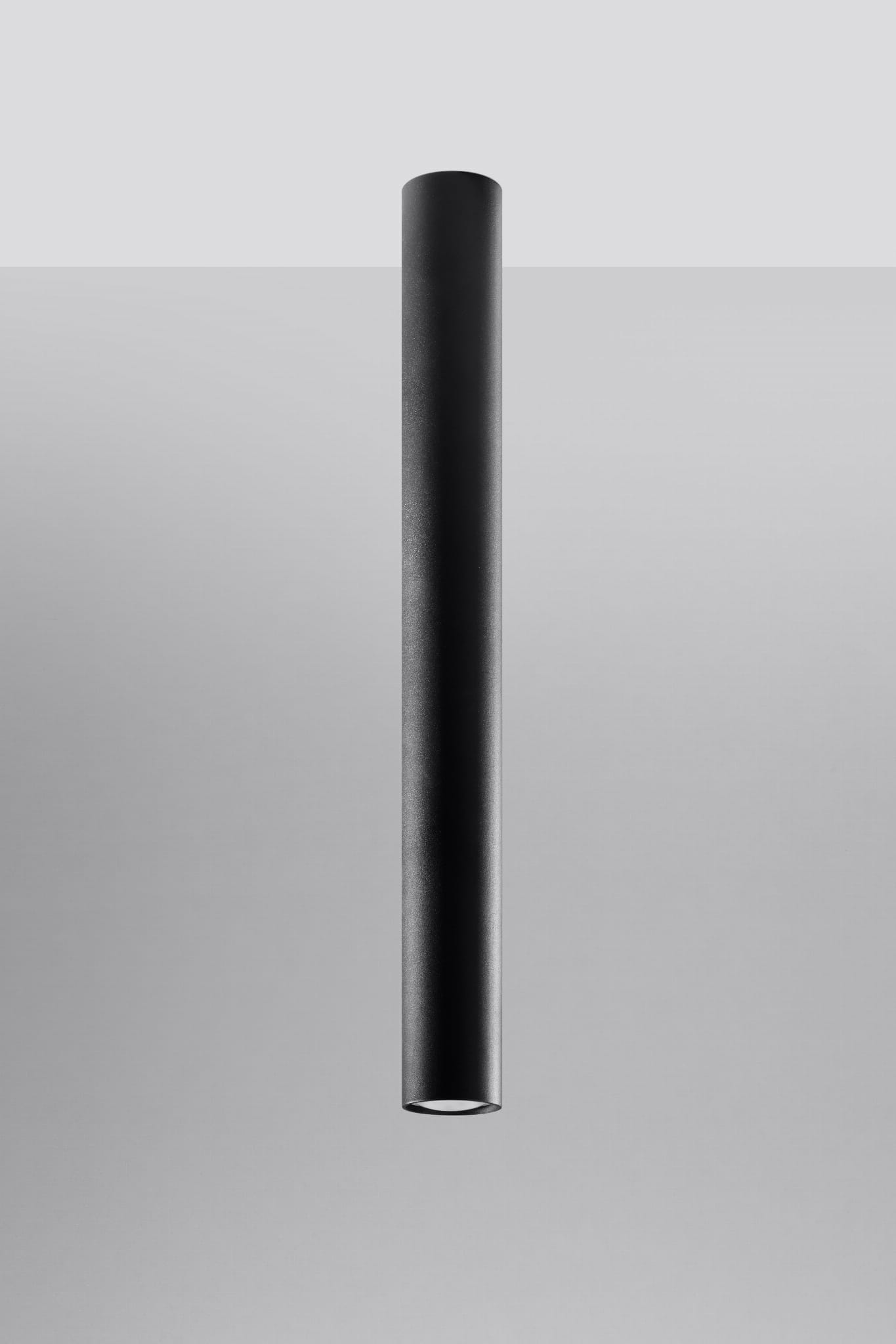 Czarna lampa sufitowa Lagos H60 w kształcie cylindra, wisząca, z metalowym wykończeniem. Ujęcie frontalne, widoczny górny otwór. Prosty design, idealna do nowoczesnych wnętrz. Tło jasnoszare.