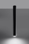 Czarna lampa sufitowa Lagos H60, o cylindrycznym kształcie, zawieszona w pionie. Wykonana z matowego materiału, emitująca światło z dolnej krawędzi. Prosty, nowoczesny design na szarym tle.