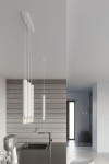 Lampa wisząca 3-punktowa Wezyr w białym kolorze z prostokątnym mocowaniem sufitowym. Posiada trzy cylindryczne klosze, zwisające na cienkich linkach, umieszczona nad ciemnym blatem kuchennym w nowoczesnym wnętrzu.