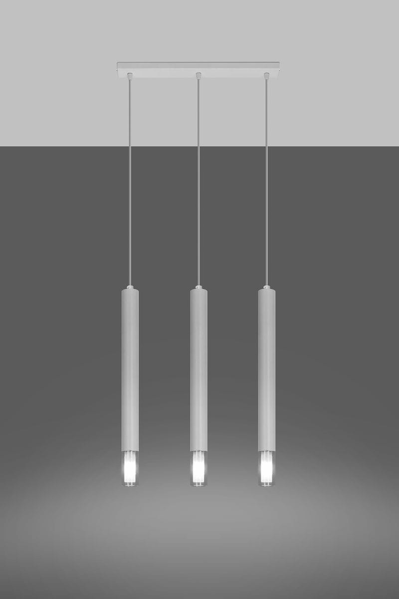 Lampa wisząca Wezyr 3-punktowa w kolorze białym, z trzema cylindrycznymi punktami świetlnymi. Ujęcie frontalne, zawieszona na cienkich linkach, z minimalistycznym designem. Tło w odcieniu szarości, podkreślające elegancję lampy.