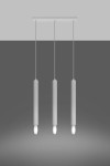 Lampa wisząca Wezyr 3-punktowa w kolorze białym, z trzema cylindrycznymi punktami świetlnymi. Ujęcie frontalne, zawieszona na cienkich linkach, z minimalistycznym designem. Tło w odcieniu szarości, podkreślające elegancję lampy.