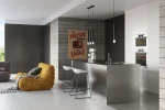 Lampa wisząca 2-punktowa Wezyr SL.0961 w kolorze czarnym, zawieszona nad kuchennym blatem. Prosta forma z dwoma cylindrycznymi kloszami, umieszczona w nowoczesnym wnętrzu z metalicznym wykończeniem i jasnymi meblami.