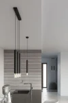Lampa wisząca Wezyr 2-punktowa w kolorze czarnym, z długimi, cylindrycznymi kloszami. Ujęcie z boku, z widokiem na dwa źródła światła, zawieszona na cienkich linkach. Produkt w nowoczesnej kuchni z drewnianą ścianą w tle.