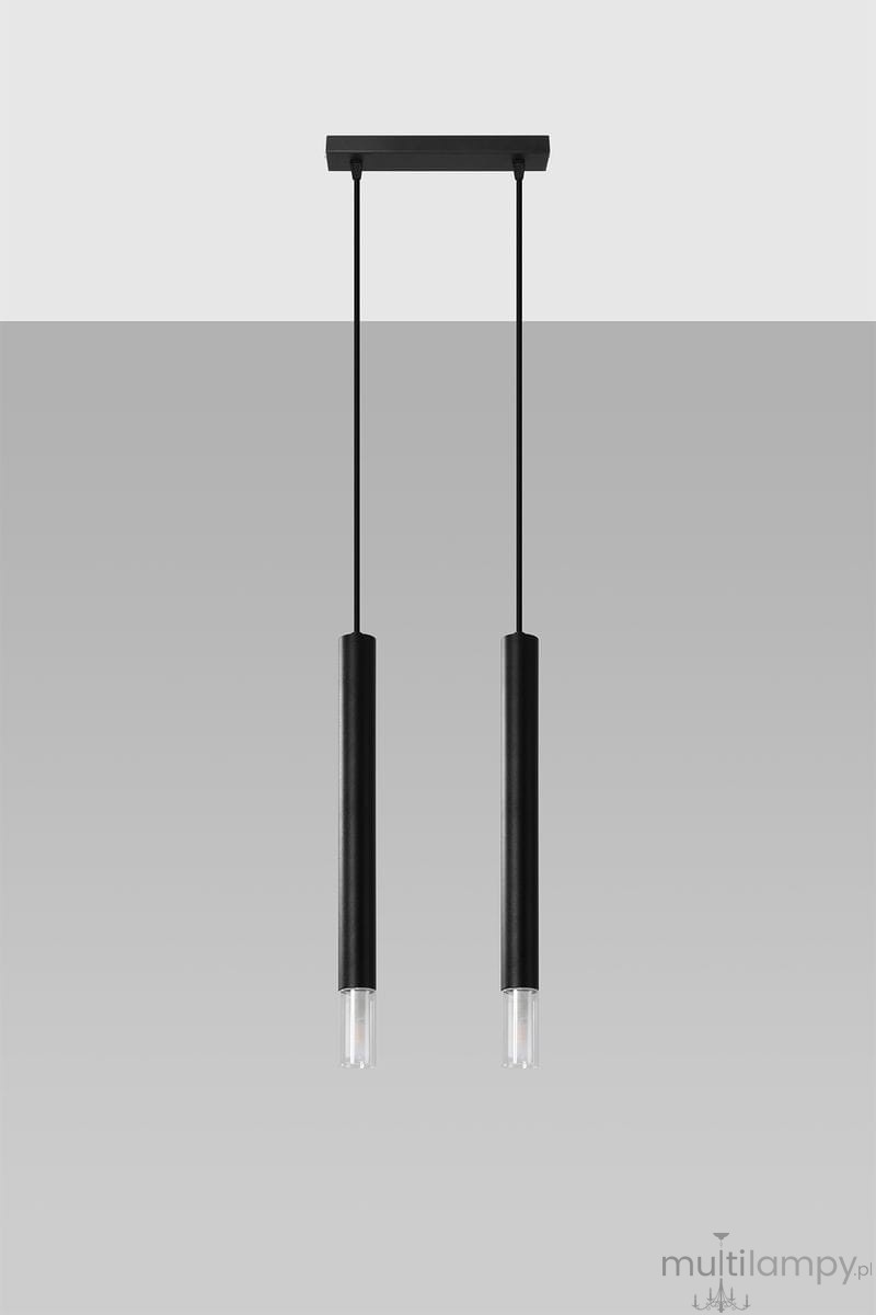 Czarna lampa wisząca Wezyr 2-punktowa z dwoma cylindrycznymi kloszami. Ujęcie frontalne, produkt zawieszony na cienkich przewodach. Prosta, nowoczesna konstrukcja z metalowym stelażem. Tło w odcieniach szarości.