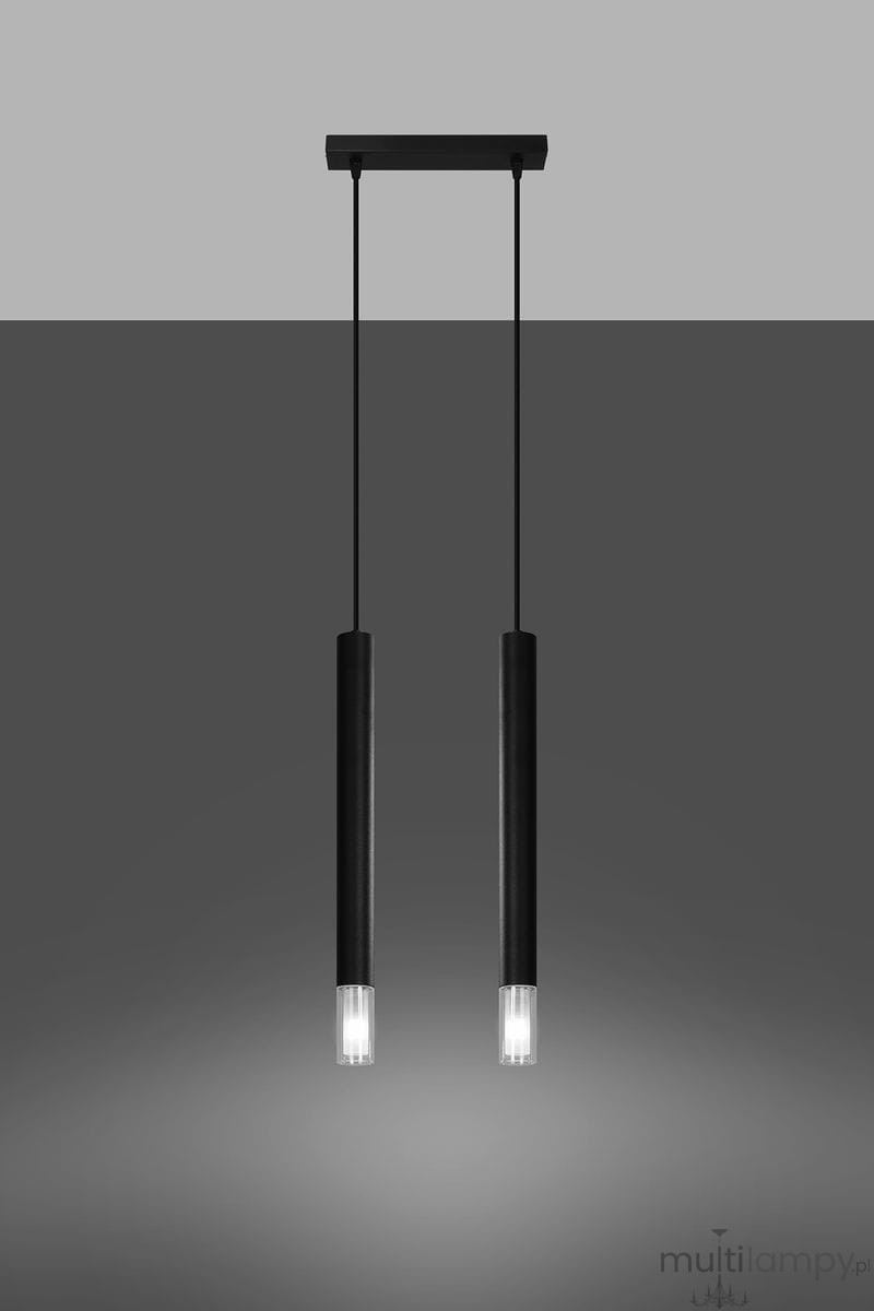 Lampa wisząca Wezyr 2-punktowa w kolorze czarnym. Dwa cylindryczne klosze z przezroczystym elementem u dołu, zawieszone na cienkich linkach z czarnym stelażem. Ujęcie frontalne na jednolitym tle.