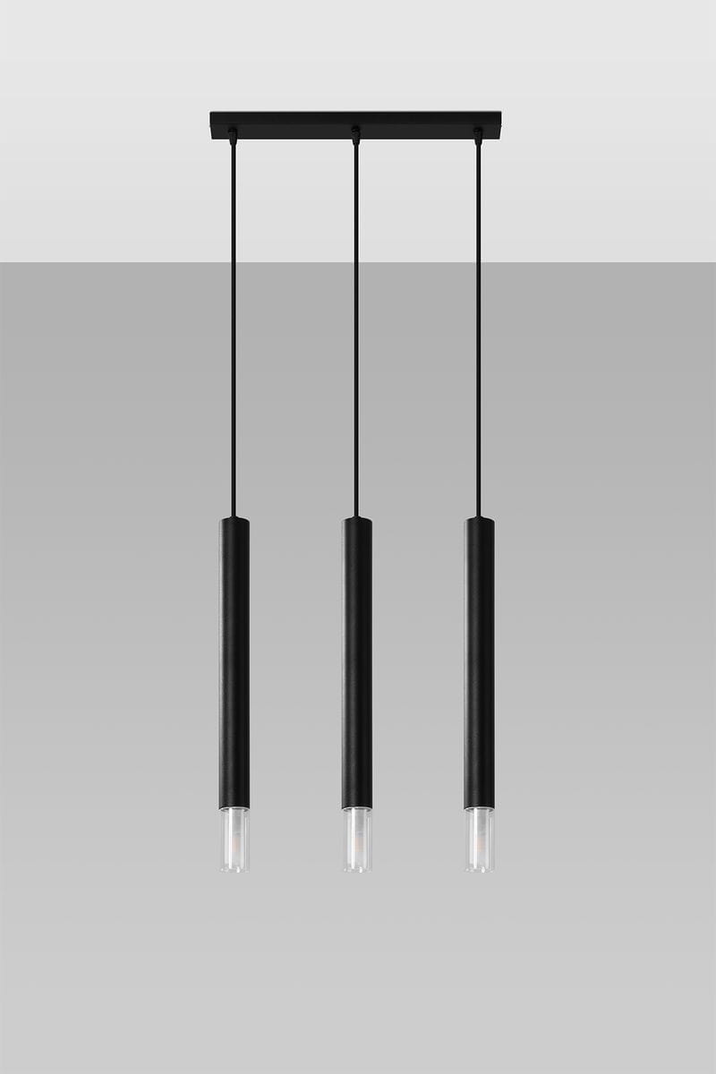 Czarna lampa wisząca 3-punktowa Wezyr SL.0962, z trzema długimi, cylindrycznymi kloszami w matowym wykończeniu. Klosze zawieszone na cienkich linkach, przymocowane do prostokątnej, czarnej podstawy. Prosty, nowoczesny design, na jednolitym tle.