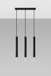 Czarna lampa wisząca 3-punktowa Wezyr SL.0962, z trzema długimi, cylindrycznymi kloszami w matowym wykończeniu. Klosze zawieszone na cienkich linkach, przymocowane do prostokątnej, czarnej podstawy. Prosty, nowoczesny design, na jednolitym tle.