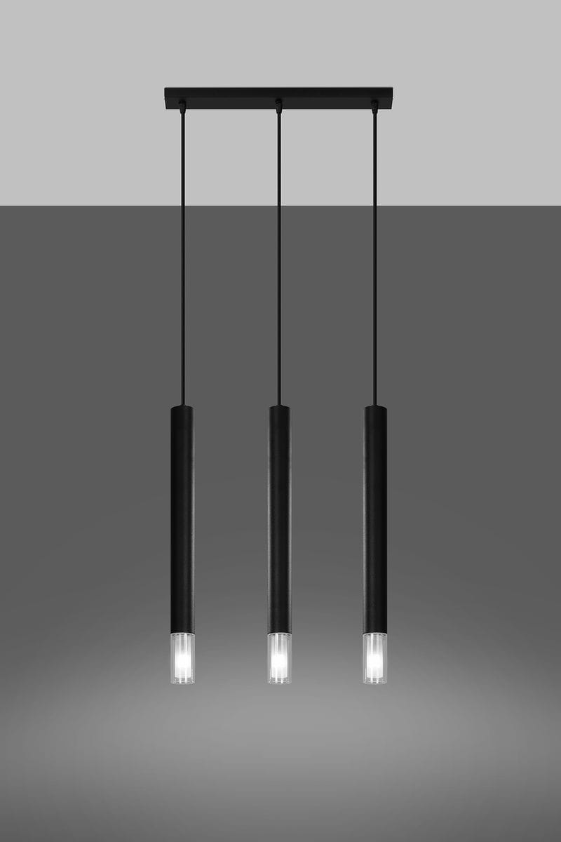 Czarna lampa wisząca Wezyr 3-punktowa z trzema cylindrycznymi kloszami. Ujęcie frontalne, zawieszona na cienkich linkach. Minimalistyczny design, idealna do nowoczesnych wnętrz. Tło w odcieniach szarości, podkreślające produkt.