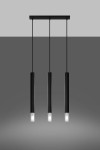 Czarna lampa wisząca Wezyr 3-punktowa z trzema cylindrycznymi kloszami. Ujęcie frontalne, zawieszona na cienkich linkach. Minimalistyczny design, idealna do nowoczesnych wnętrz. Tło w odcieniach szarości, podkreślające produkt.