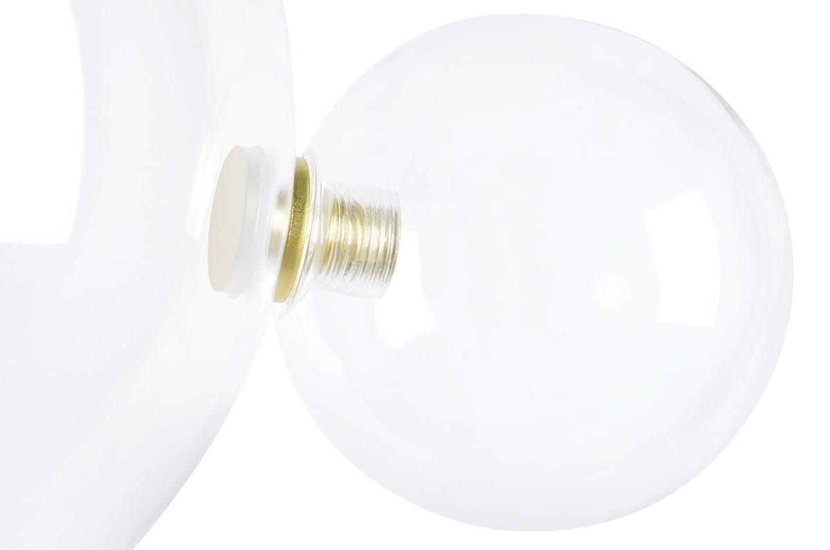 Capri LED kinkiet 1-punktowy w złotym wykończeniu. Okrągła, przezroczysta szklana kula z widocznym gwintem. Kinkiet montowany na ścianie, z eleganckim, minimalistycznym designem. Tło białe, skupione na detalu lampy.