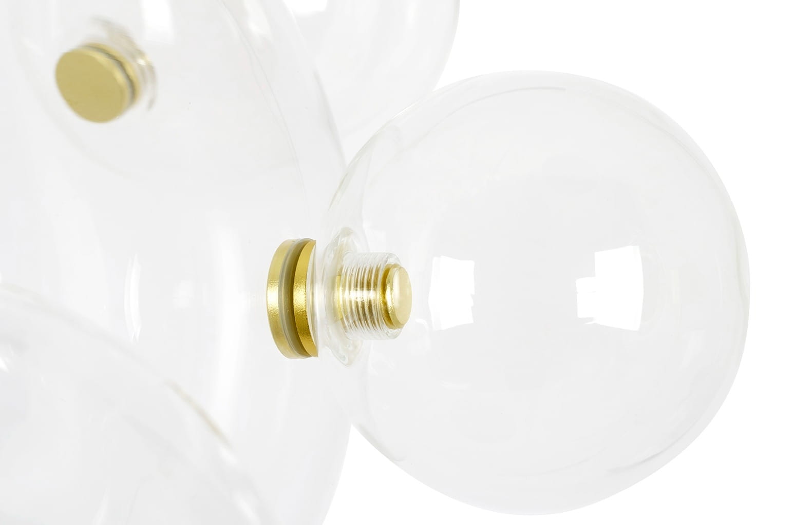 Złota lampa wisząca Capri Line z pięcioma przezroczystymi kulistymi kloszami. Klosze mają gładką powierzchnię, a elementy metalowe w kolorze złotym wyraźnie kontrastują z szkłem. Ujęcie z bliska na detal mocowania klosza.