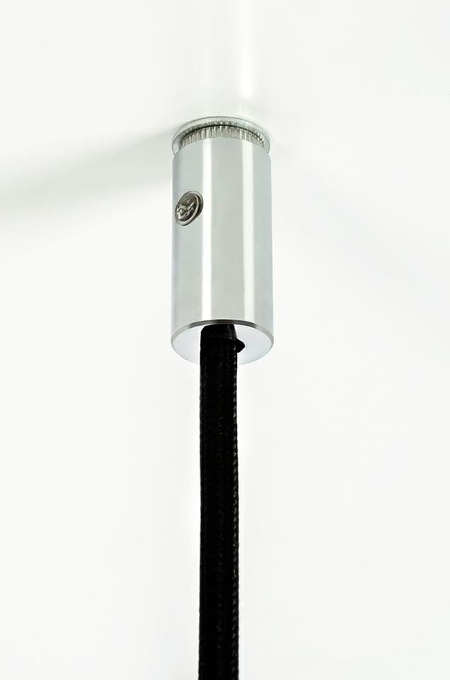 Zbliżenie na górną część lampy wiszącej Capri Disc LED, z metalowym mocowaniem w kolorze srebrnym oraz czarnym kablem. Tło białe, co podkreśla minimalistyczny design. Widoczny element do zamocowania, z wyraźnie widoczną śrubą.