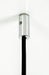Zbliżenie na górną część lampy wiszącej Capri Disc LED, z metalowym mocowaniem w kolorze srebrnym oraz czarnym kablem. Tło białe, co podkreśla minimalistyczny design. Widoczny element do zamocowania, z wyraźnie widoczną śrubą.