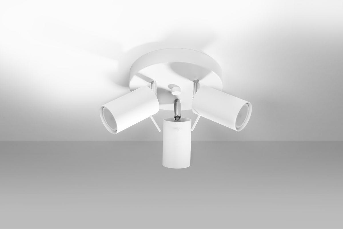 Biała lampa sufitowa 3-punktowa z okrągłym mocowaniem. Trzy cylindryczne klosze skierowane w różnych kierunkach. Produkt montowany na suficie, minimalistyczny design, gładka powierzchnia.