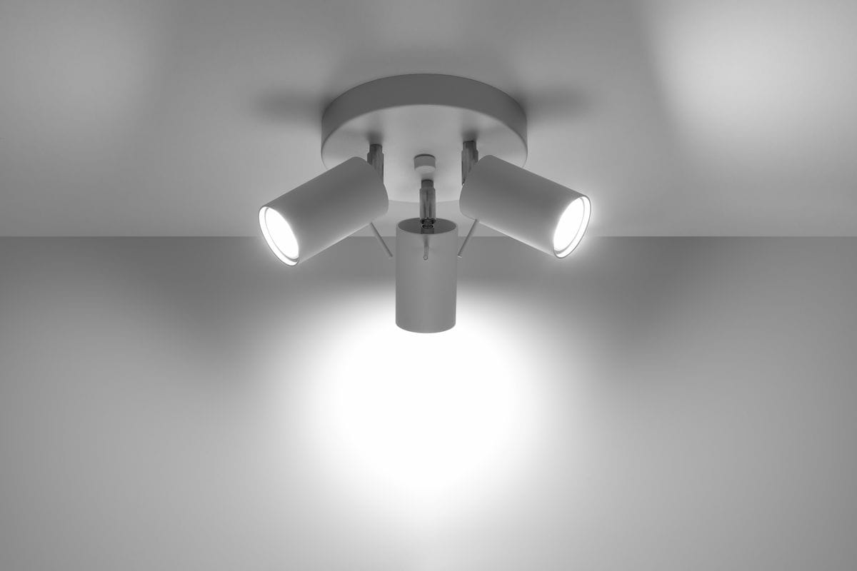 Biała lampa sufitowa (spot) 3-punktowa SL.1015 z trzema cylindrycznymi źródłami światła, zamocowana na okrągłej podstawie. Ujęcie z dołu, ukazujące równomierne oświetlenie. Prosty design, idealna do nowoczesnych wnętrz.